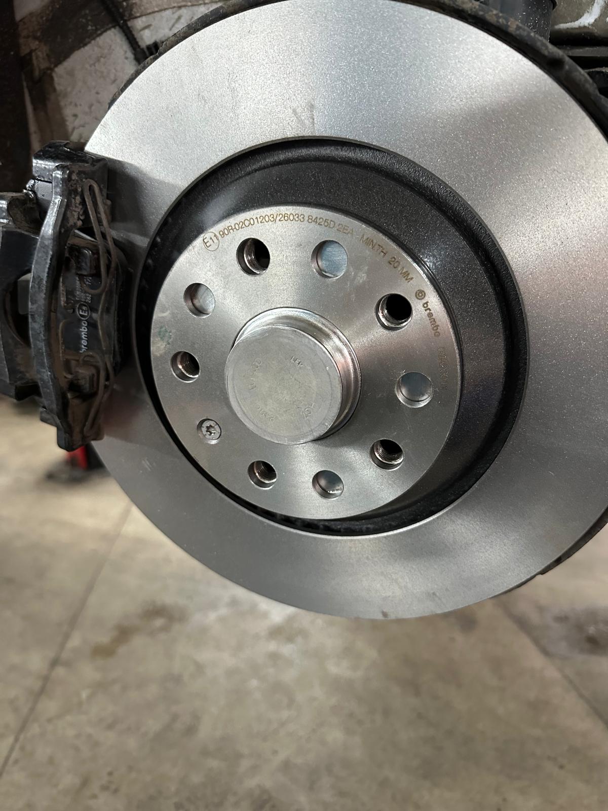 Porównanie zużytych i nowych klocków hamulcowych