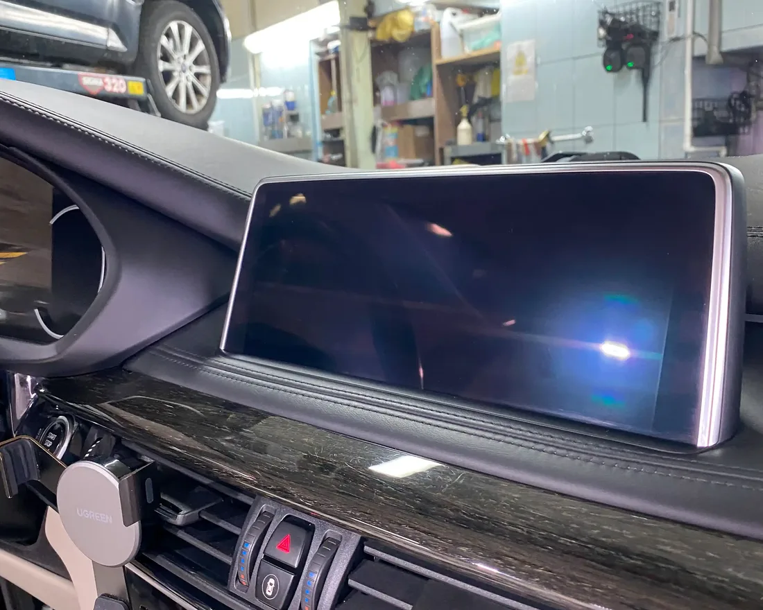 Ekran i elementy deski rozdzielczej BMW po czyszczeniu.