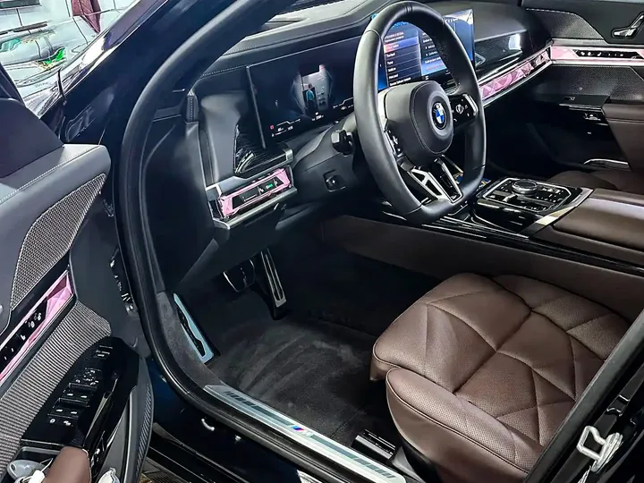 Czysta kabina BMW z widocznym fotelem, kierownicą i kokpitem.