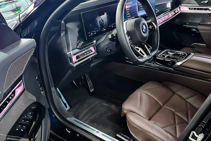 Czysta kabina BMW z widocznym fotelem, kierownicą i kokpitem.