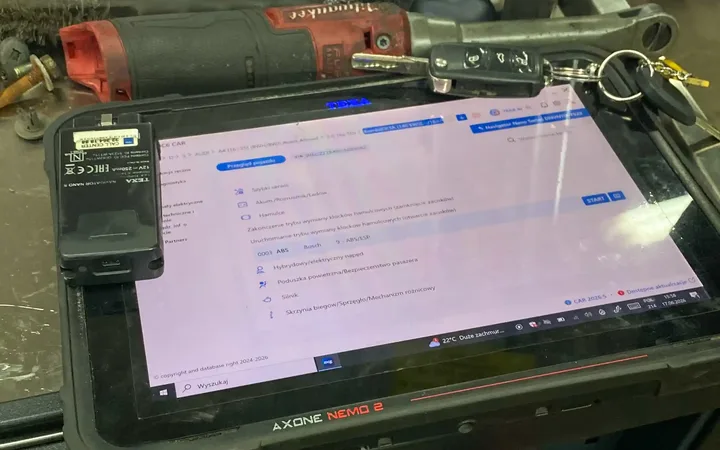 Tester diagnostyczny z otwartym programem na stanowisku warsztatowym.