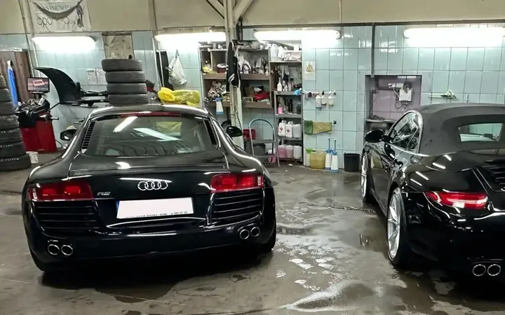 Audi i Porsche na stanowiskach we wnętrzu Auto Serwis VIVA.