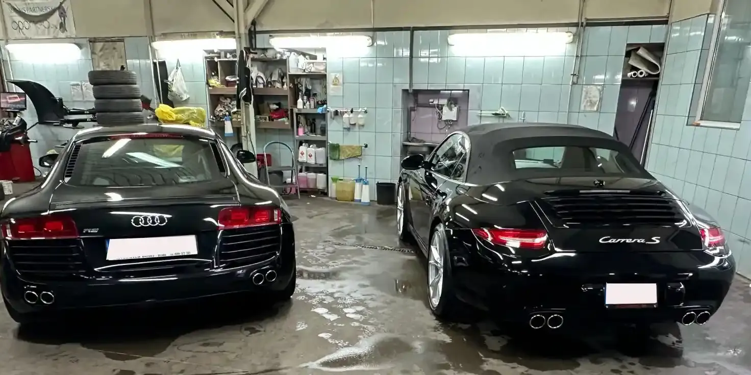 Audi i Porsche na stanowiskach we wnętrzu Auto Serwis VIVA.