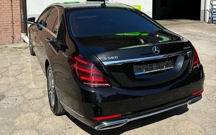 Czarny Mercedes widziany od tyłu przed wjazdem do warsztatu Auto Serwis VIVA.