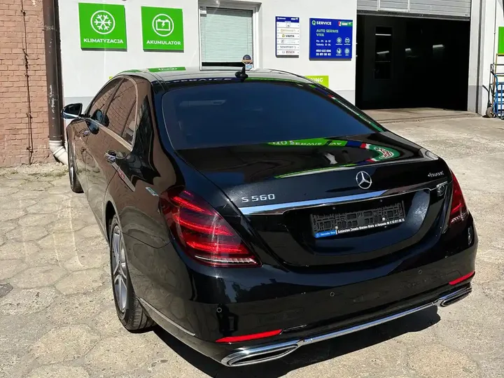 Czarny Mercedes widziany od tyłu przed wjazdem do warsztatu Auto Serwis VIVA.
