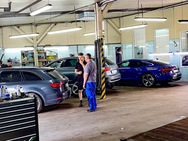 Hala Auto Serwis VIVA ze stanowiskami, kanałem i samochodami.